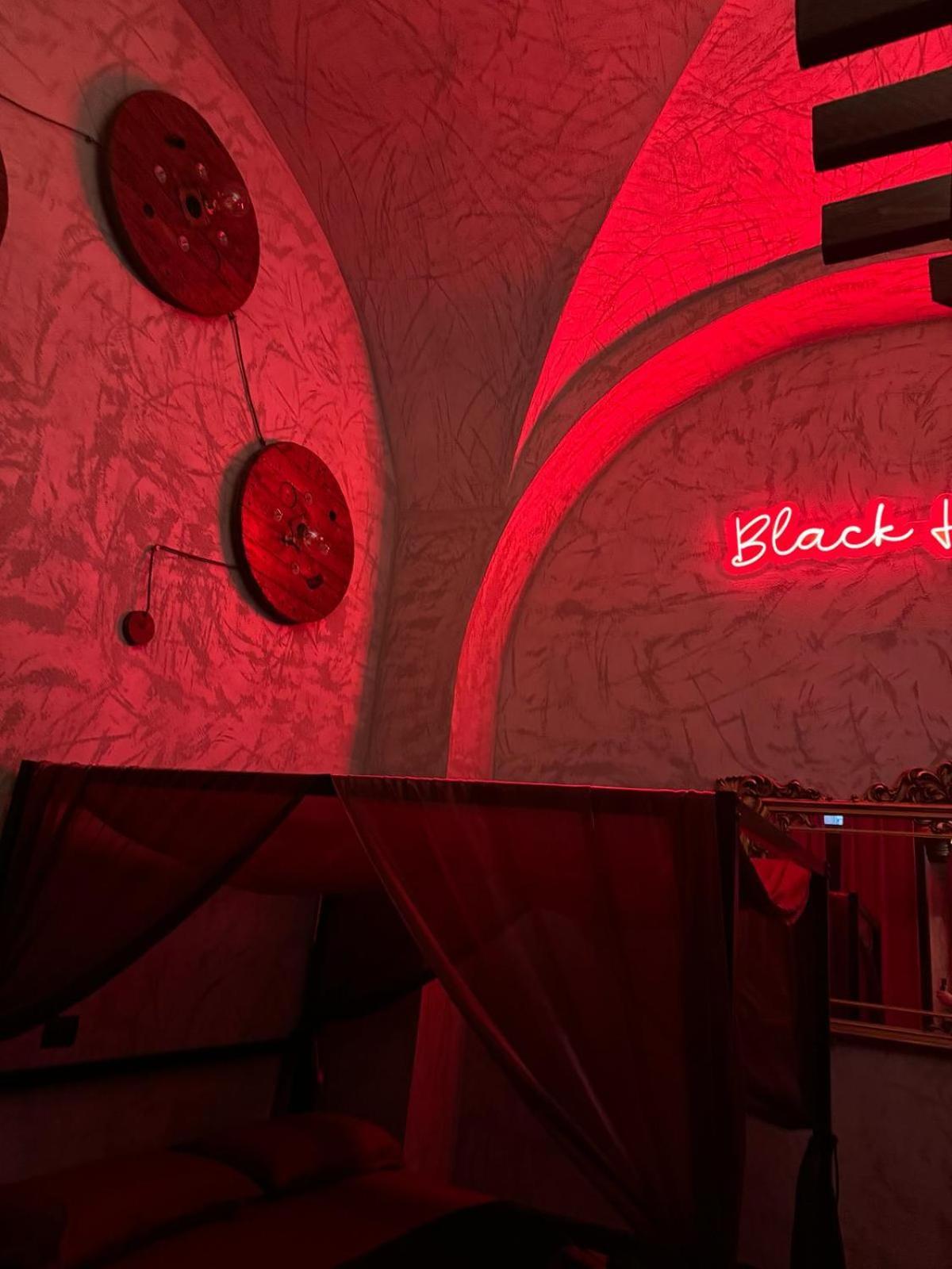 Black Hole Rooms Катания Экстерьер фото